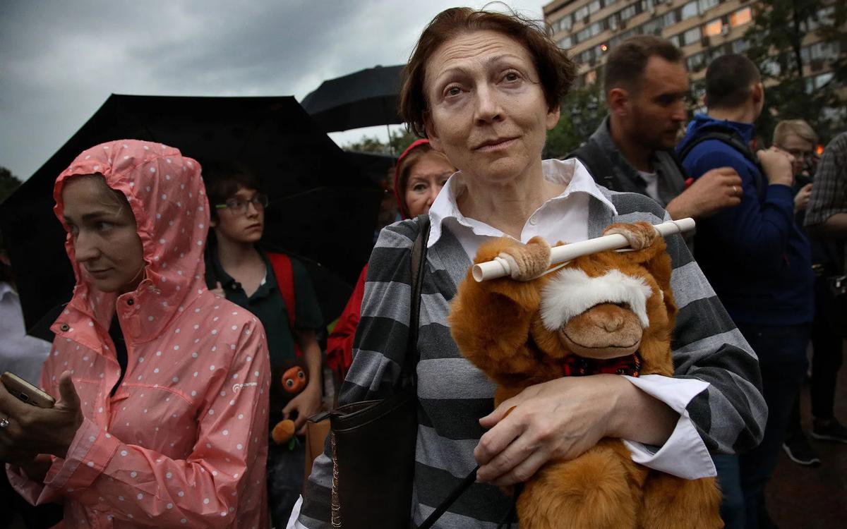 Несанкционированный Марш матерей прошел в Москве под ливнем