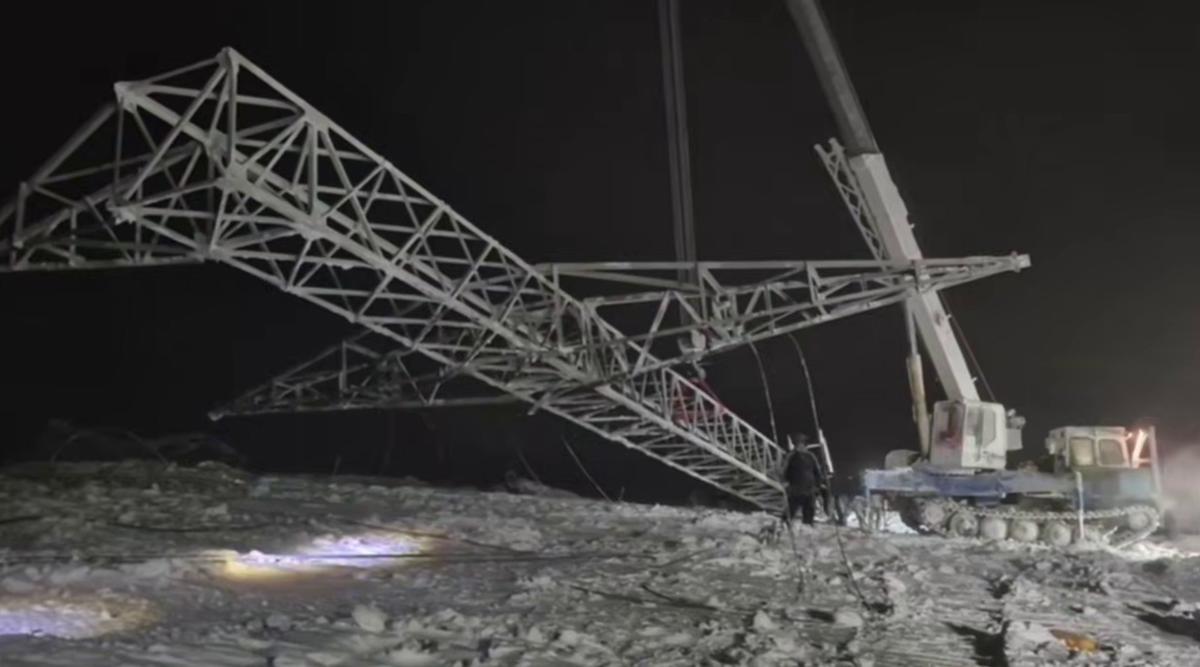 Установка новых опор ЛЭП взамен упавших идет в сложных погодных условиях. Кадр из видео в телеграм-канале губернатора Чибиса