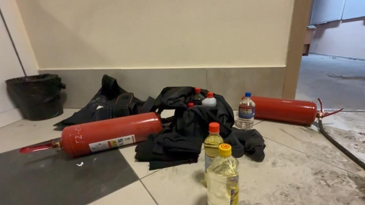 Здесь только часть керосинового арсенала, пронесенного в школу. Кадр из видео прокуратуры края