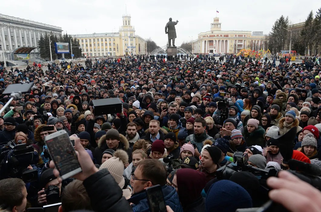 Стихийный митинг в Кемерово. Фото: Александр Кряжев / РИА Новости