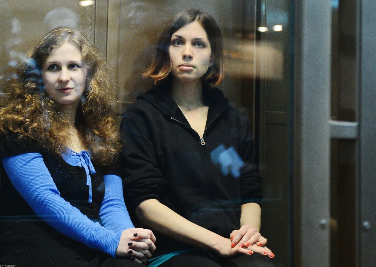 Мария Алехина и Надежда Толоконникова в суде. Фото: EastNews