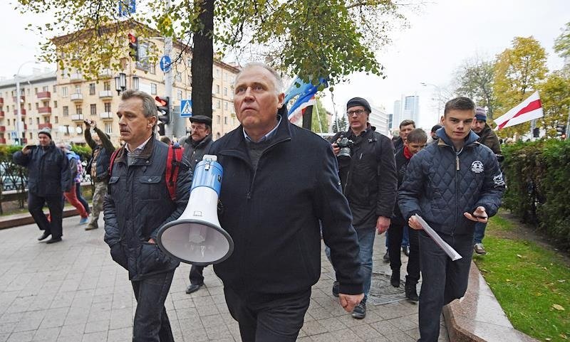 10 октября 2015 года. Выборы президента Белоруссии. Николай Статкевич (в центре) среди участников акции белорусской оппозиции. Фото: Александр Миридонов / Коммерсантъ