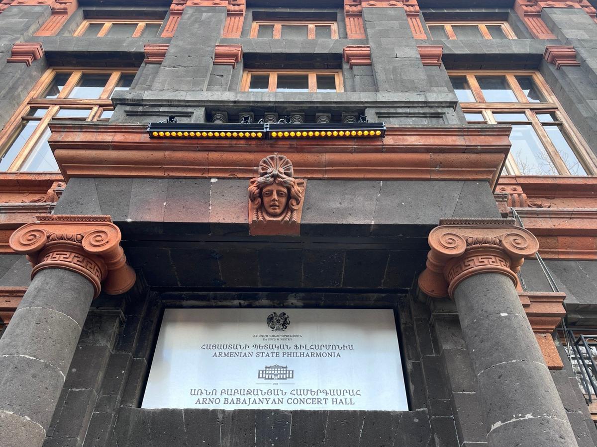 Витраж в зале филармонии им. Арно Бабаджаняна в Ереване. ФОто: Виген Ананян