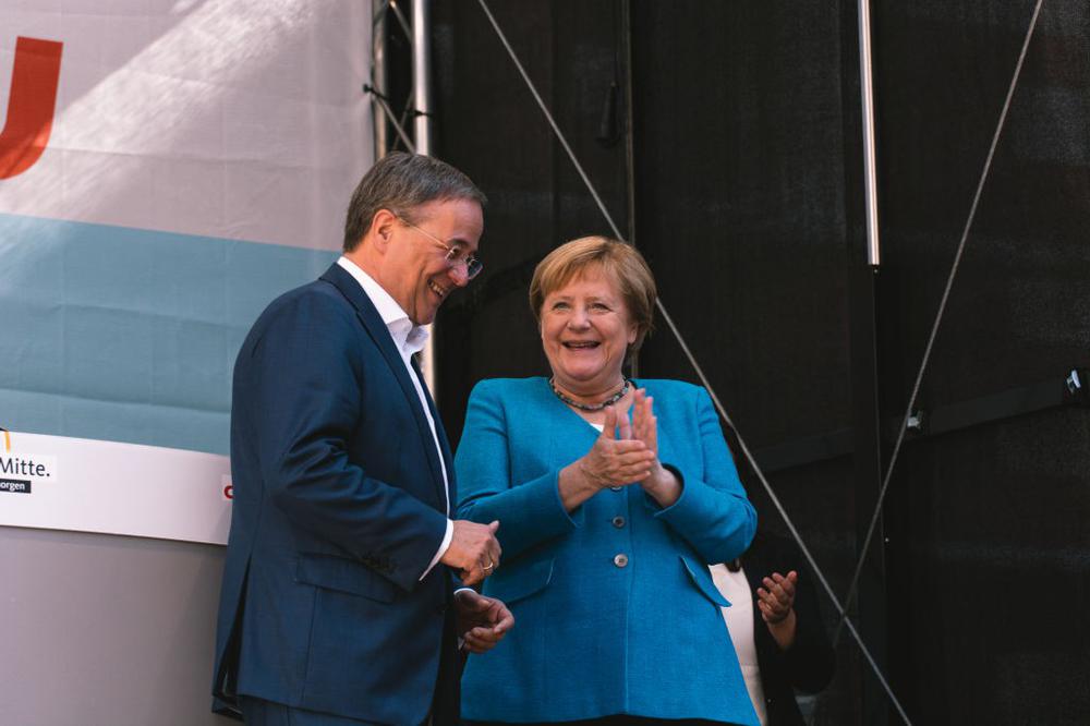 Армин Лашет и Ангела Меркель. Фото: Ying Tang / NurPhoto via Getty Images