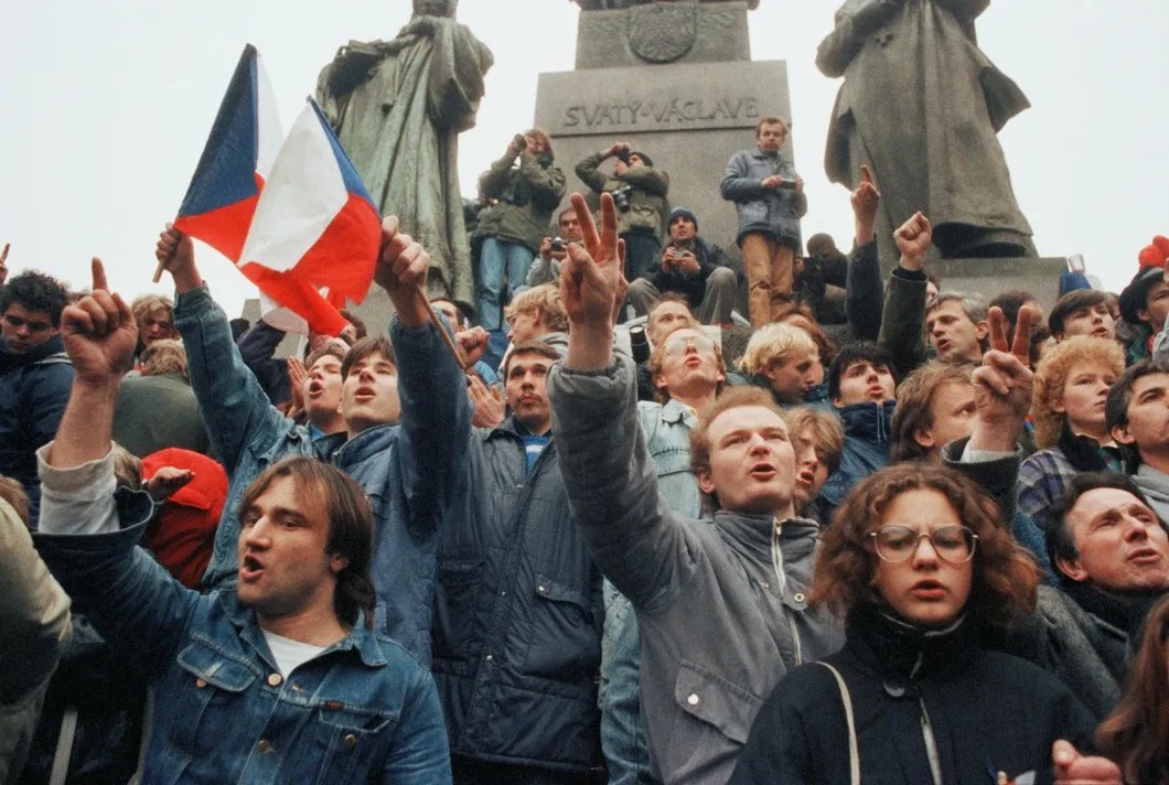 Демонстранты у памятника Святому Вацлаву. Фото: Associated press