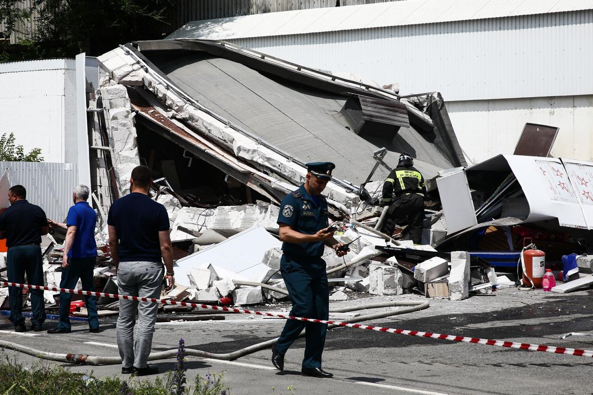 При разрушении мини-маркета на заправке в Белгороде один человек погиб и пятеро пострадали. Фото: Павел Колядин / ТАСС