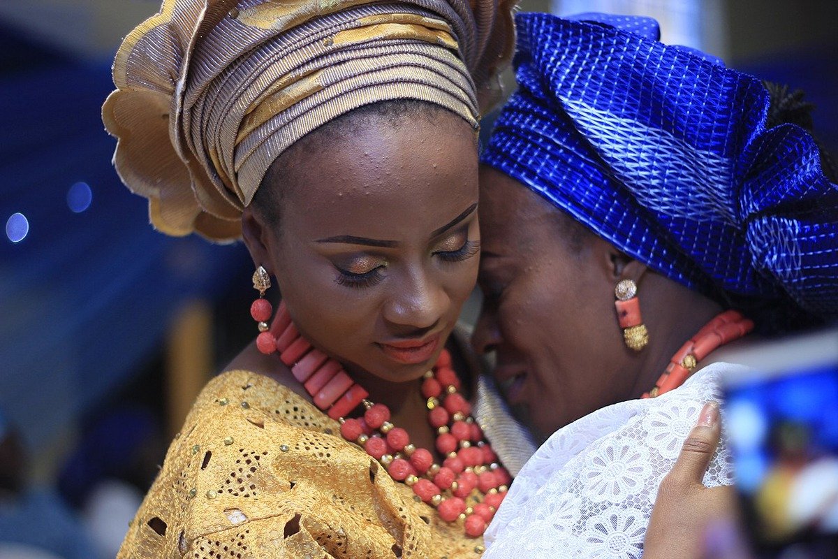 Невеста-йоруба с матерью на свадьбе. Фото: Википедия