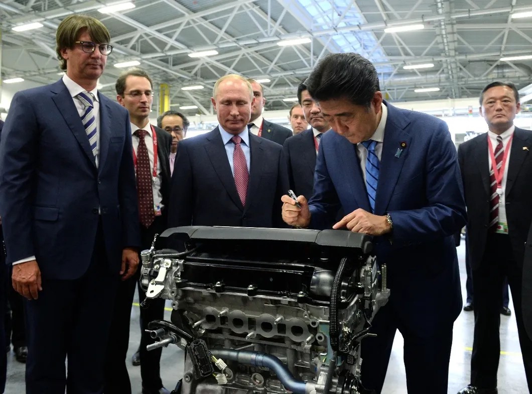 Символическая роспись на двигателе Mazda, завод которой открыли в России Путин и Абэ. Фото: РИА Новости