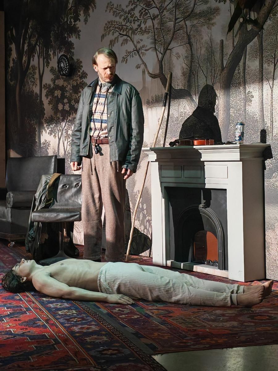 Сцена из спектакля «Шерлок». Фото: Софья Полунина