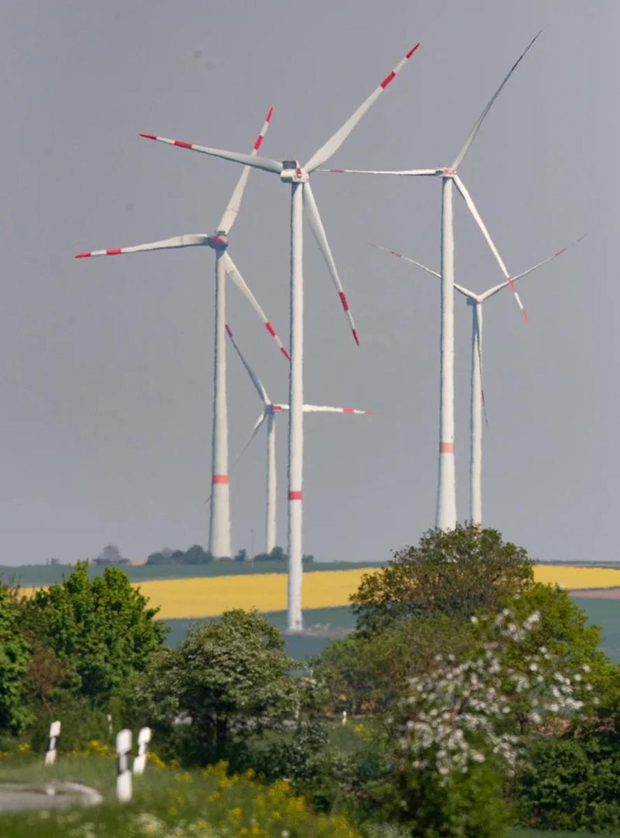 Ветряные турбины, установленные вдоль автобана A63, на юго-западе Германии. Фото: Dpa / picture-alliance
