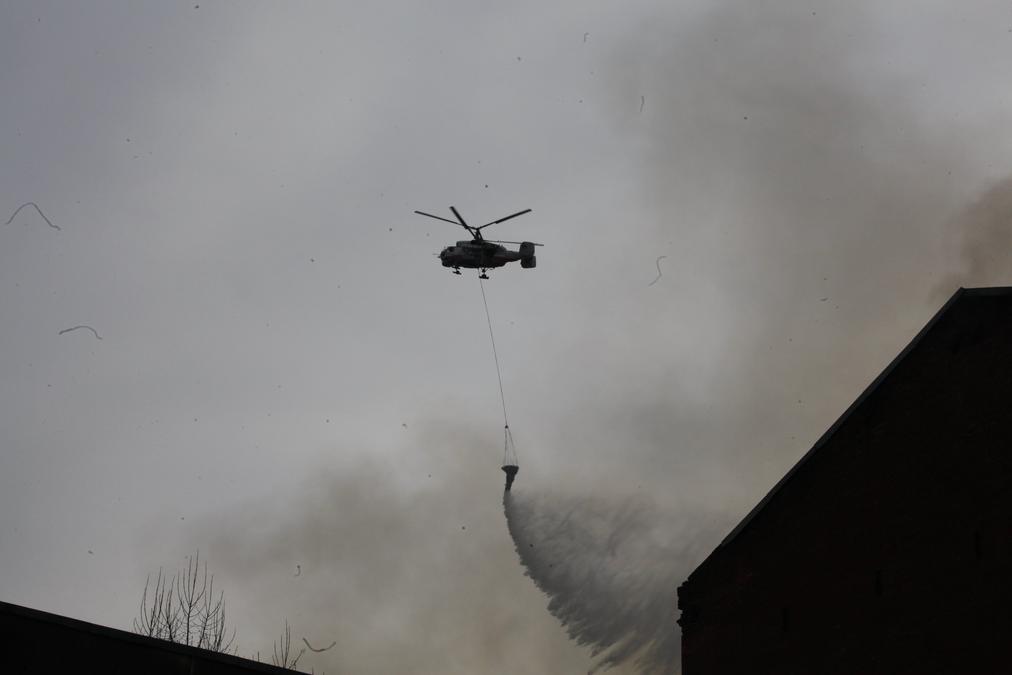 К тушению пожара привлекли вертолеты. Фото: Елена Лукьянова / «Новая»