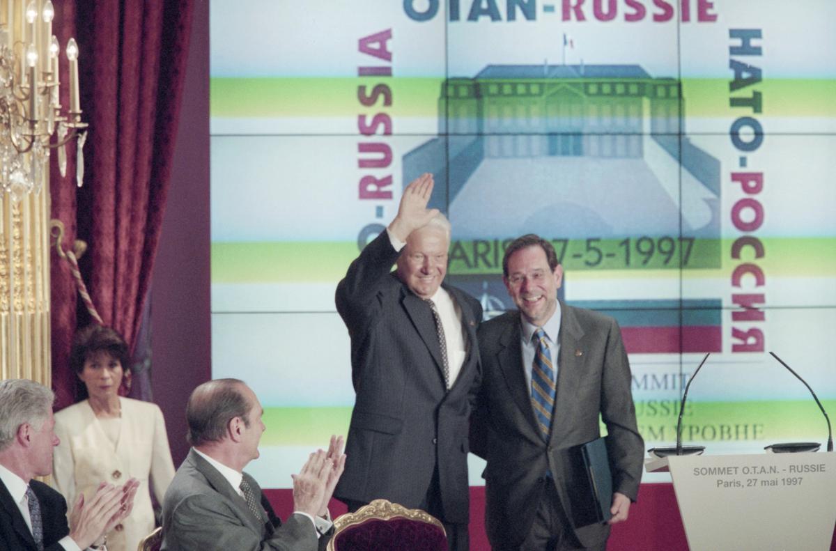 Борис Ельцин и генсек НАТО Хавьер Солана. Фото: Сенцов Александр / Фотохроника ТАСС