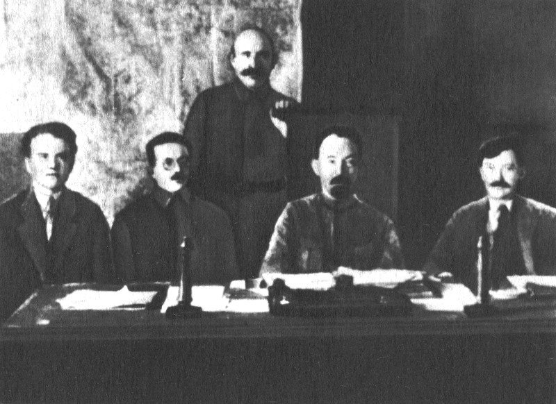 Члены коллегии ВЧК (слева направо) Я. X. Петерс, И. С. Уншлихт, А. Я. Беленький (стоит), Ф. Э. Дзержинский, В. Р. Менжинский. 1921 г. Фото: википедия