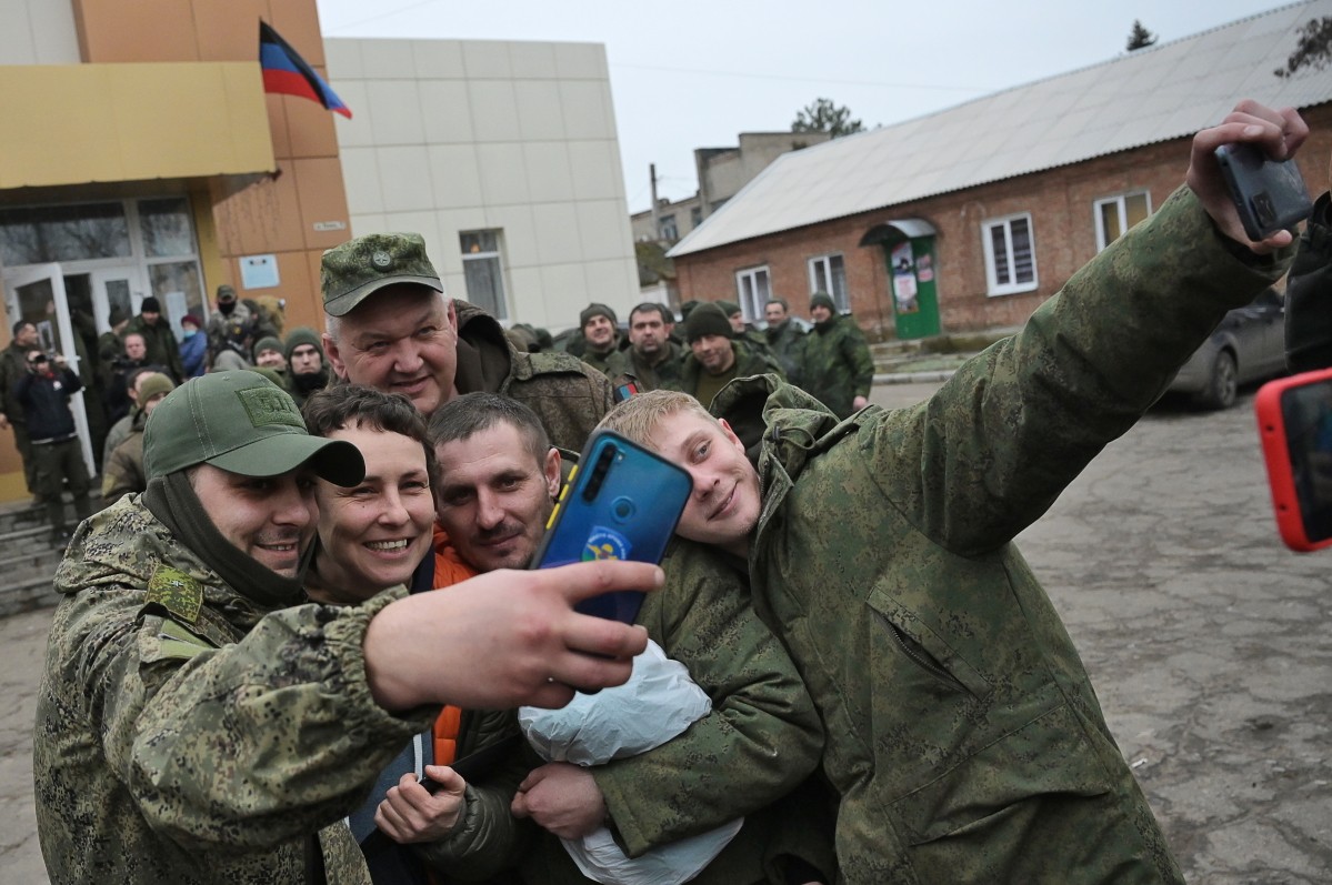 Мобилизованные жители фотографируются с певицей Юлией Чичериной в Новоазовске. Фото: РИА Новости