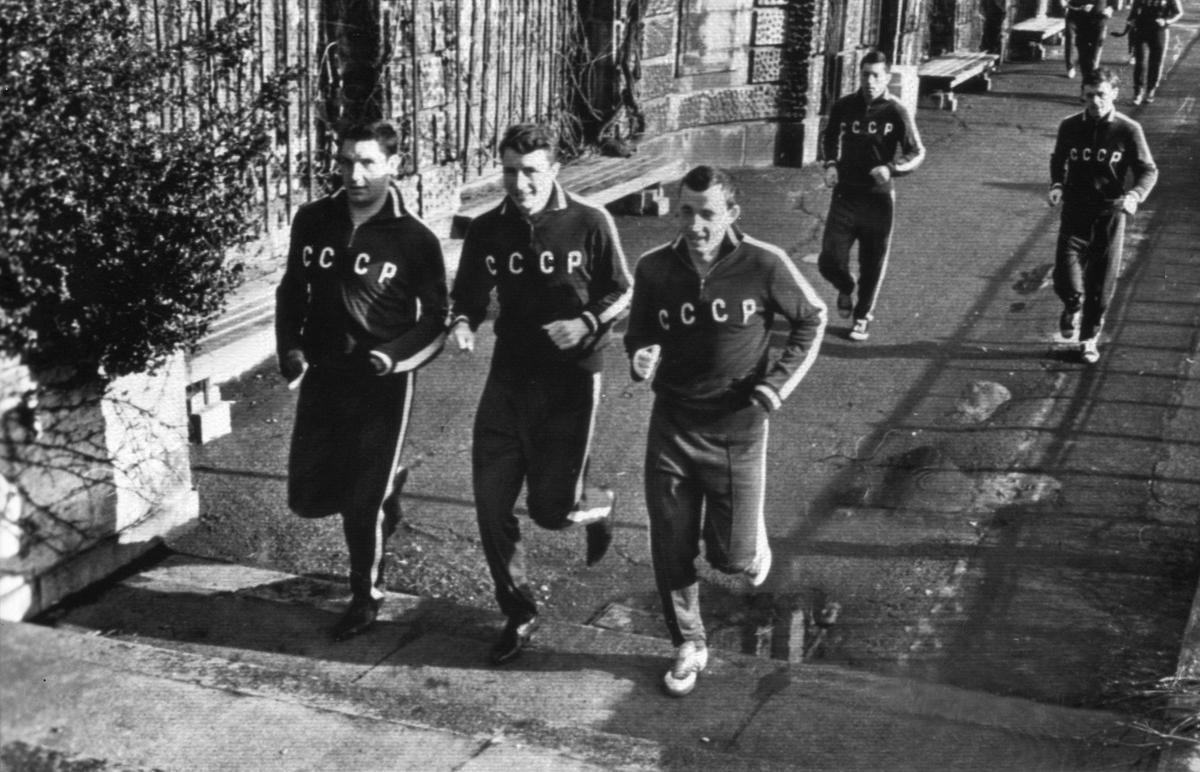 18 марта 1967 года. 34-й чемпионат мира по хоккею в Вене. Защитник Александр Рагулин, нападающие Александр Якушев и Виктор Ярославцев (слева направо на первом плане) на разминке перед матчем со сборной Финляндии. Фото: Виктор Шандрин / ТАСС