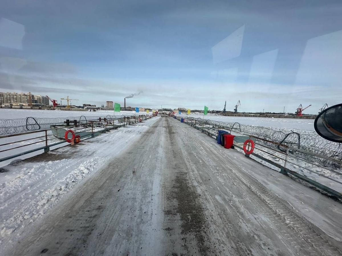 Понтонный мост, который открывается только когда на реке встает лед. Фото: Валерия Федоренко / «Новая газета»