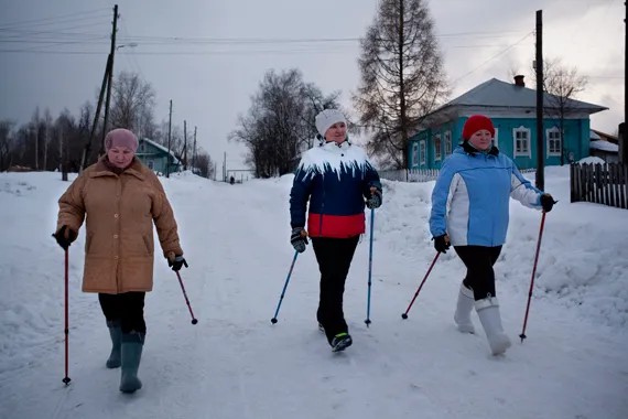 Скандинавская ходьба — хобби Любови Ивановны. Фото: Анна Артемьева / «Новая газета»