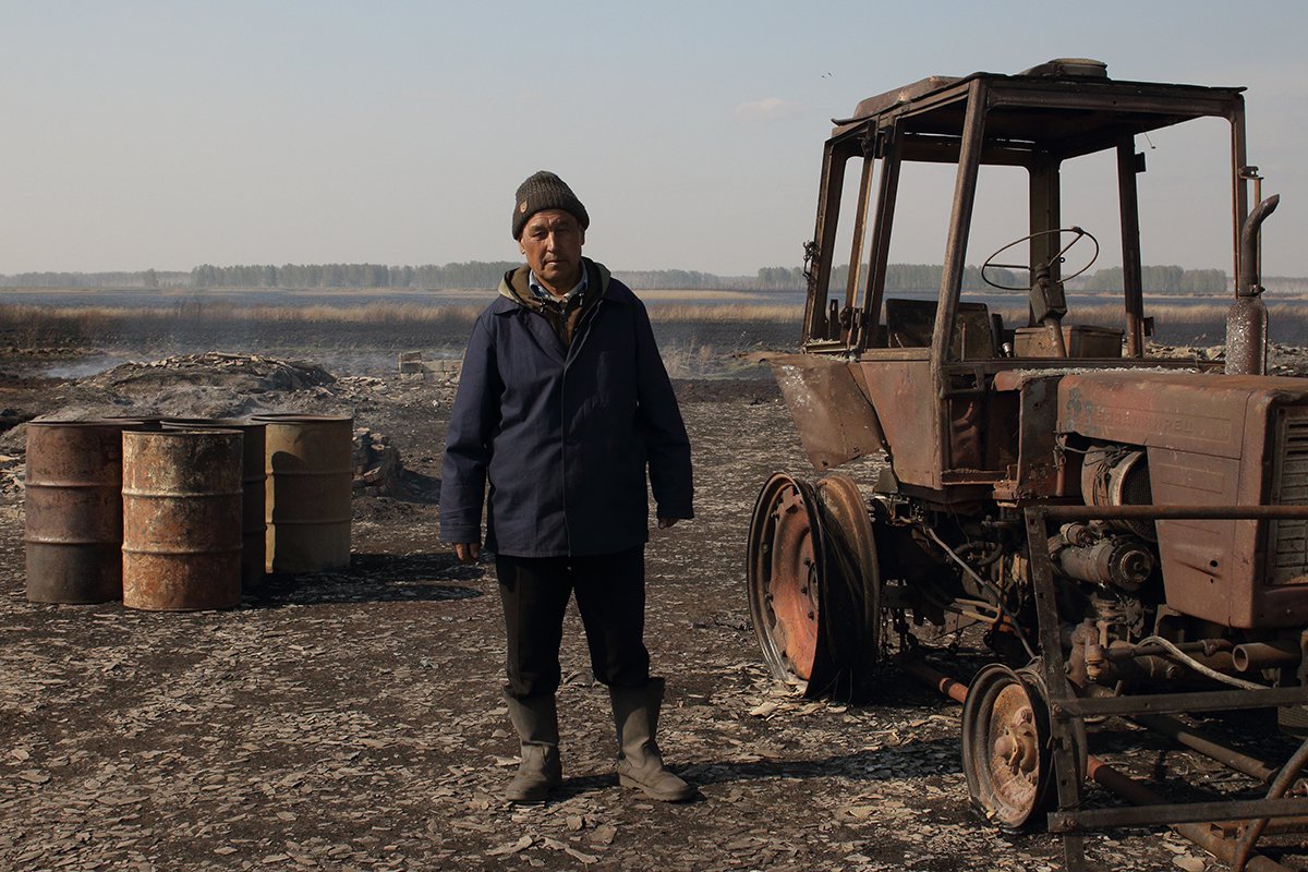 Шамиль Шихов. У Шамиля Шихова было два трактора — оба сгорели. Фото: Светлана Виданова / «Новая газета»