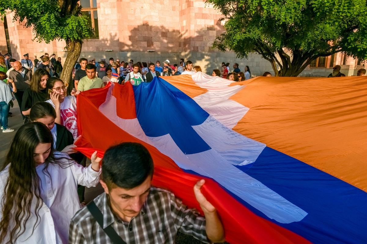 28 апреля 2024 года. Ереван. Участники акции протеста против делимитации и демаркации территориальных границ Армении и Азербайджана. Фото: Александр Патрин / ТАСС