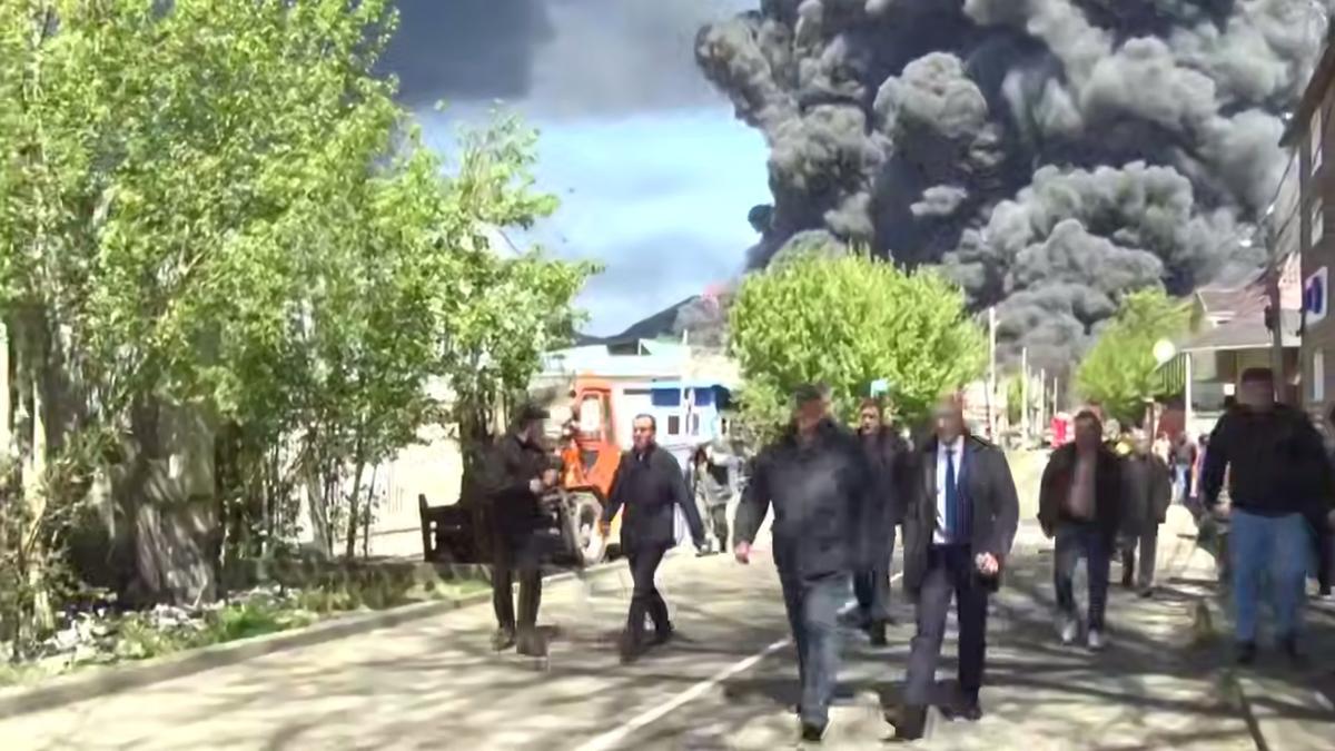 Губернатору показали апокалиптические картины пожара на туапсинском НПЗ: вытекшая на улицу нефть сожгла автомобили, часть районов без воды