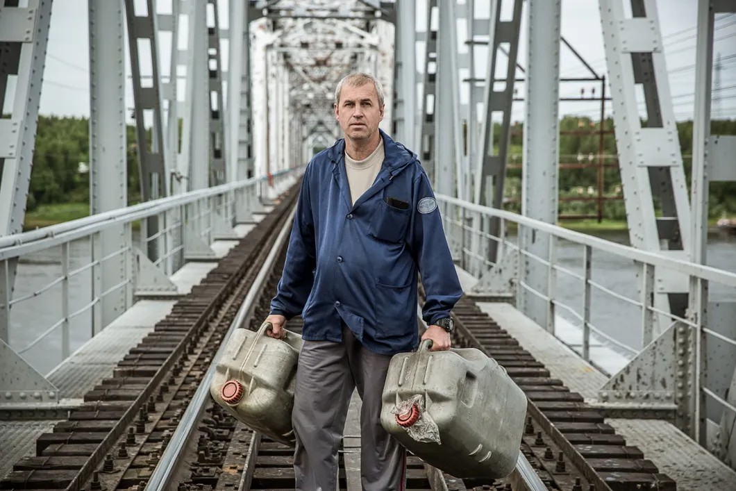 Александр Нейман на мосту через Вычегду. Фото: Юлия Невская — специально для «Новой»