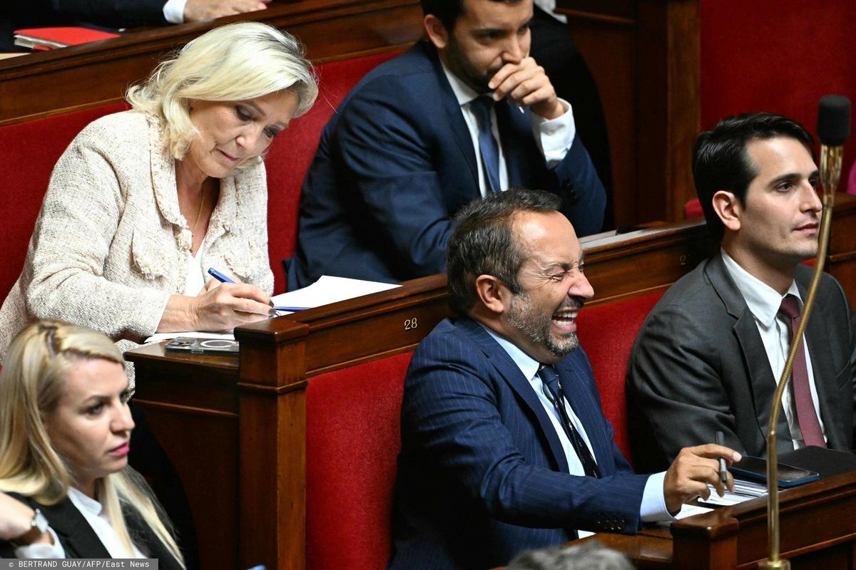 Марин ле Пен во время голосования в Нацсобрании в окружении депутатов своей крайне правой партии. Фото: BERTRAND GUAY / AFP / East News