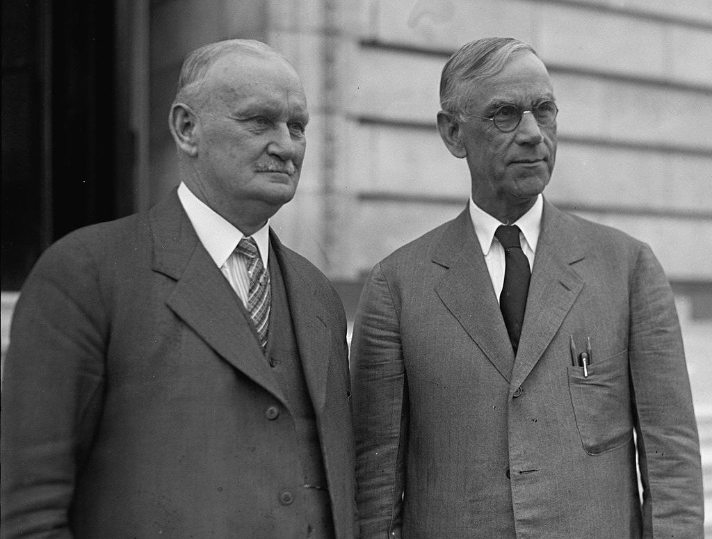 1929 год. Разработчики и инициаторы закона конгрессмен-республиканец от штата Орегон Уиллис С. Хоули и сенатор-республиканец от штата Юта Рид Смут. Фото: Википедия