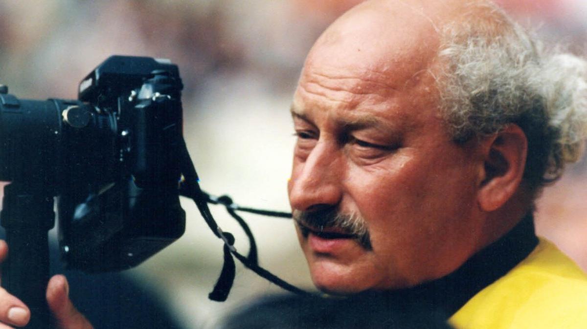 Папы нет, а люди на картинках остались…