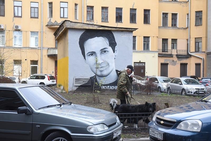 Мурал с портретом Дурова во дворе жилого дома в Петербурге. Фото: Александр Коряков / Коммерсантъ