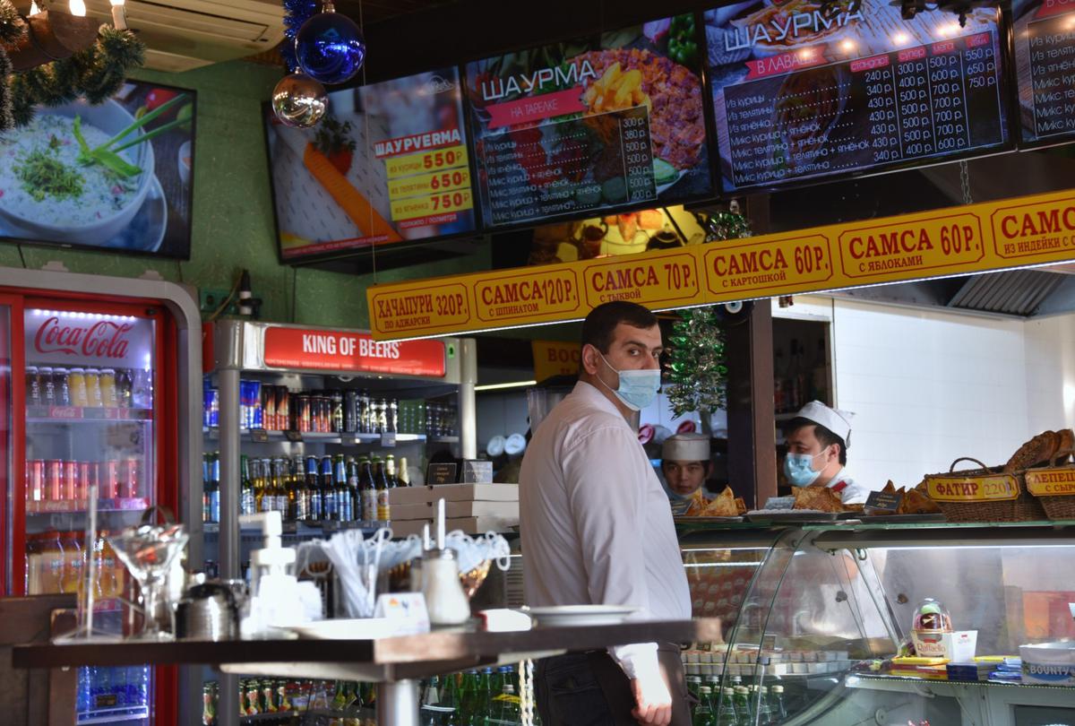 Александр — менеджер кафе «Сахара». Фото: Анастасия Цицинова, для «Новой»