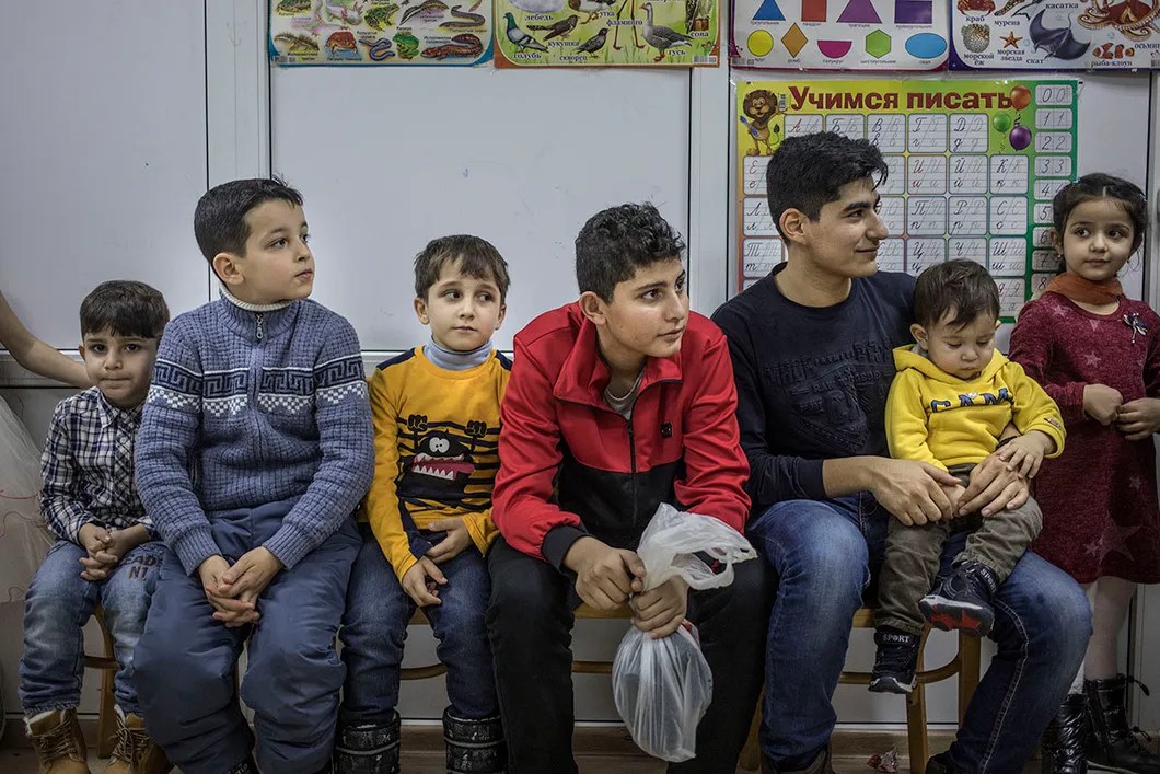 Беженцы из Сирии на новогоднем концерте в классе интеграционного центра. Фото: Влад Докшин / «Новая газета»
