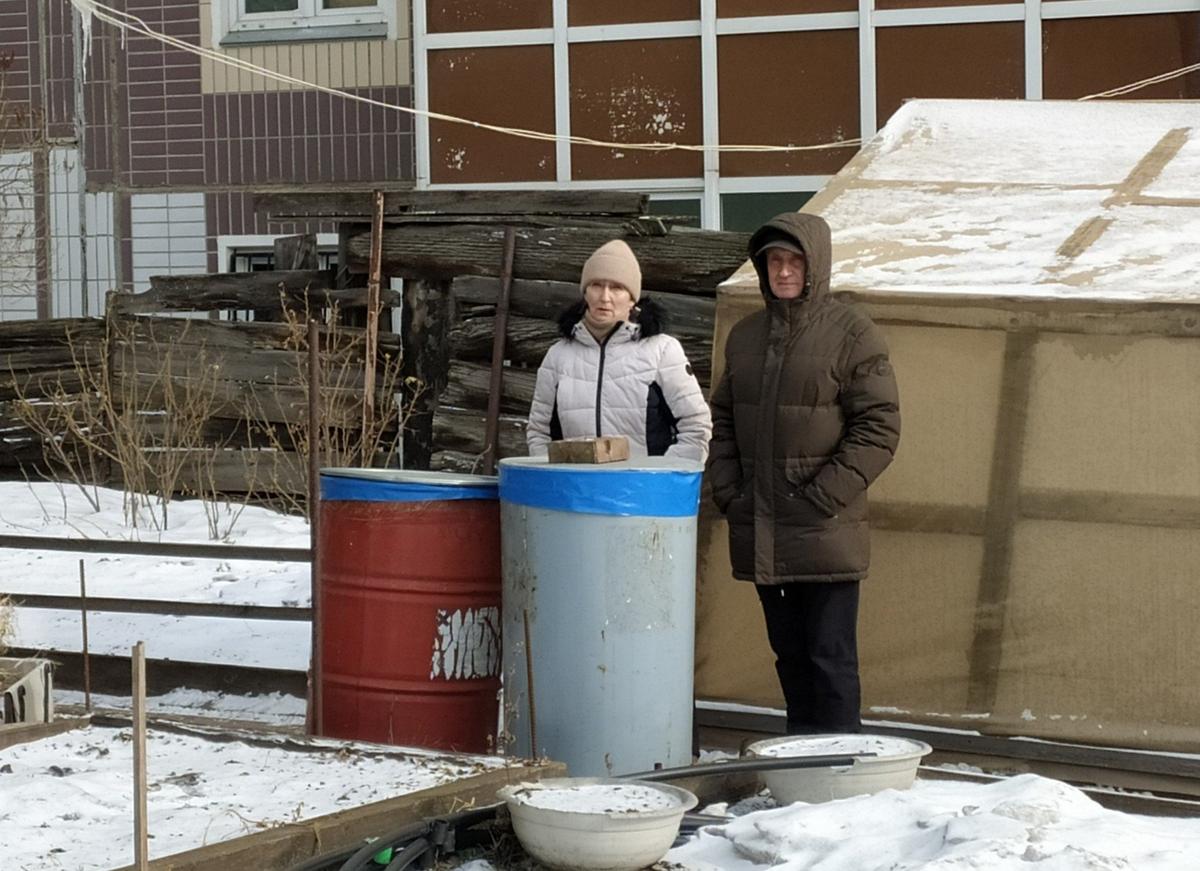 Ирина и Сергей Наболь в своем огороде. Фото: Алексей Тарасов / «Новая газета»