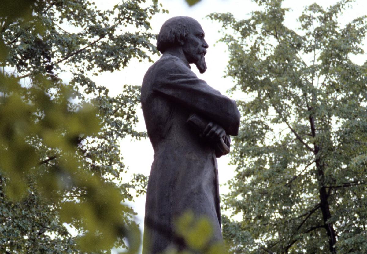 Памятник Николаю Некрасову. Фото: РИА Новости