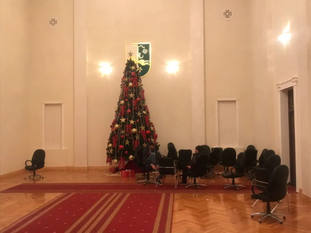 Интерьеры захваченного здания администрации президента. Фото: Илья Азар / «Новая газета»