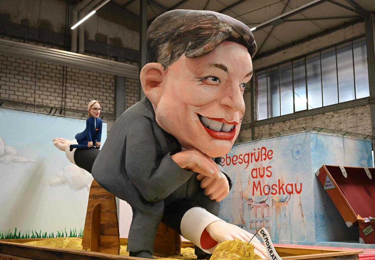 Американский миллиардер Илон Маск и одна из лидеров партии «Альтернатива для Германии» («АдГ») Алис Вайдель сидят на одних «качелях». Фото: Ina Fassbender / AFP / East News