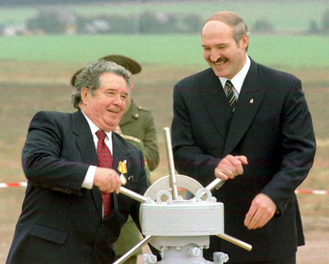 Александр Лукашенко и экс-председатель правления «Газпрома» Рем Вяхирев открывают символический вентиль на газопроводе Ямал-Европа, 1999 год. Фото Виктора Толочко /ИТАР-ТАСС