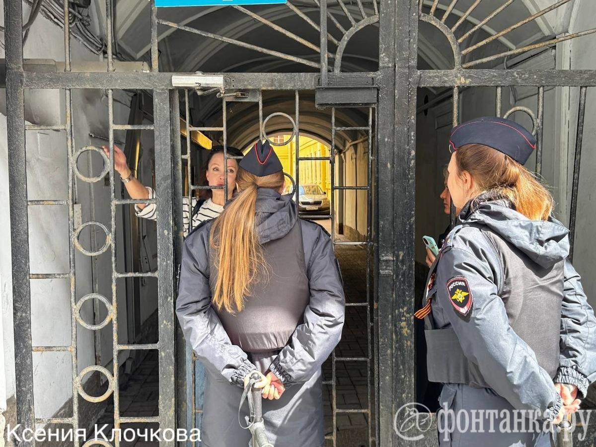 Петербуржцев, живущих на Невском проспекте, заперли во дворах до конца шествия Бессмертного полка. Источник: фонтанка.ру