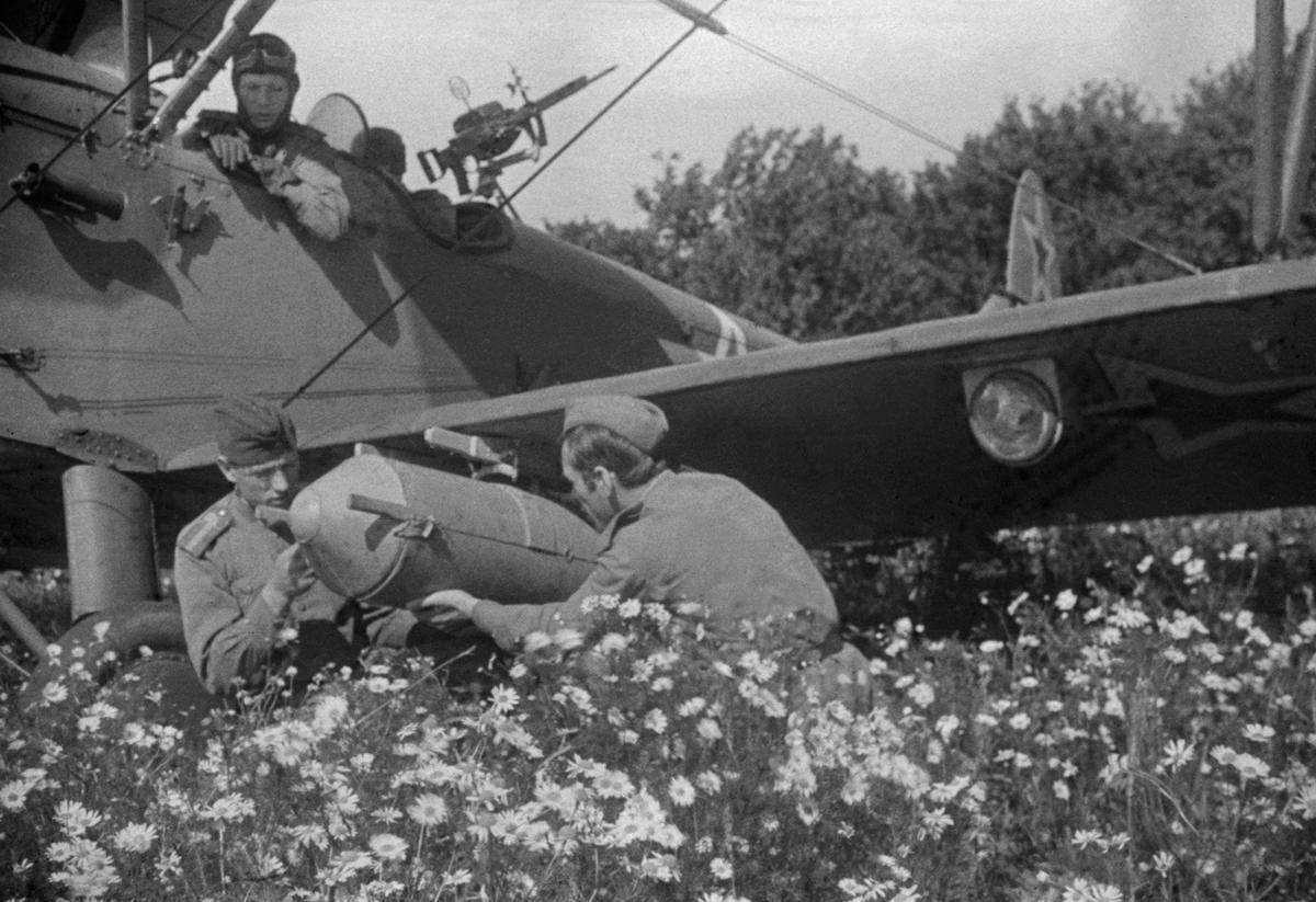 Подготовка многоцелевого самолета У-2 к боевому вылету на полевом аэродроме, лето 1944 года. Фото: Георгий Липскеров / ТАСС