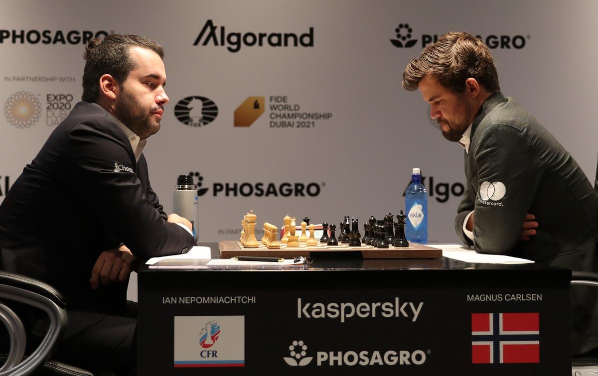 Шахматисты Ян Непомнящий (Россия, слева) и Магнус Карлсен (Норвегия, справа) во время пятой партии чемпионата мира ФИДЕ, 1 декабря 2021 года. Фото: AP / TASS