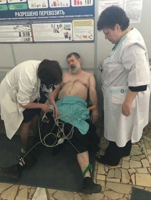 Фотографию Вячеслава Мальцева, которому в аэропорту Саратова оказывают медицинскую помощь, опубликовал 13 апреля в своем фейсбуке Дмитрий Демушкин
