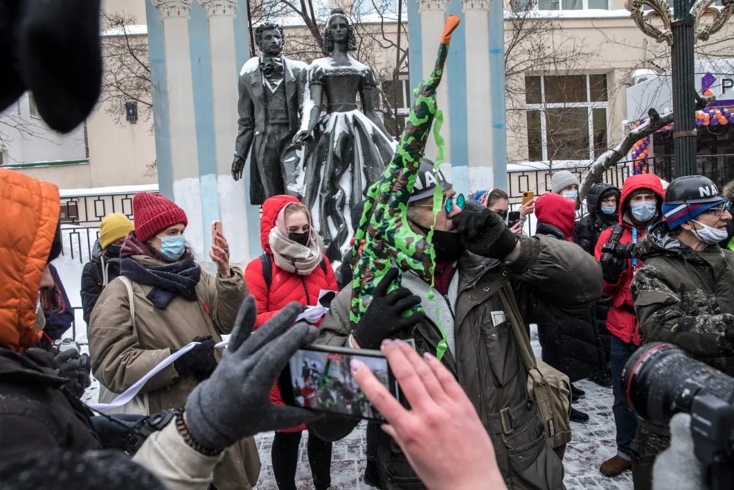 Провокаторы на акции «Цепь солидарности» на Бульварном кольце в Москве. Фото: Влад Докшин / «Новая газета»