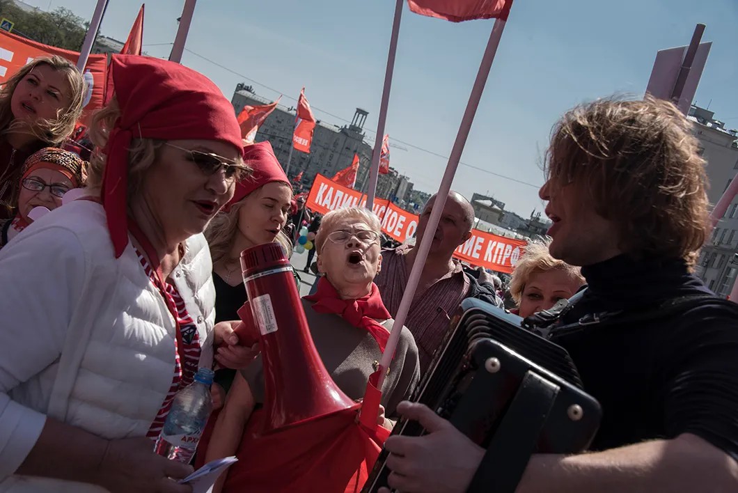 Участники шествия, организованного КПРФ. Фото: Виктория Одиссонова / «Новая газета»