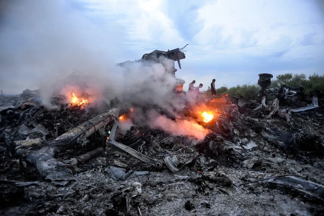Обломки сбитого малайзийского «Боинга». Фото:ЕРА