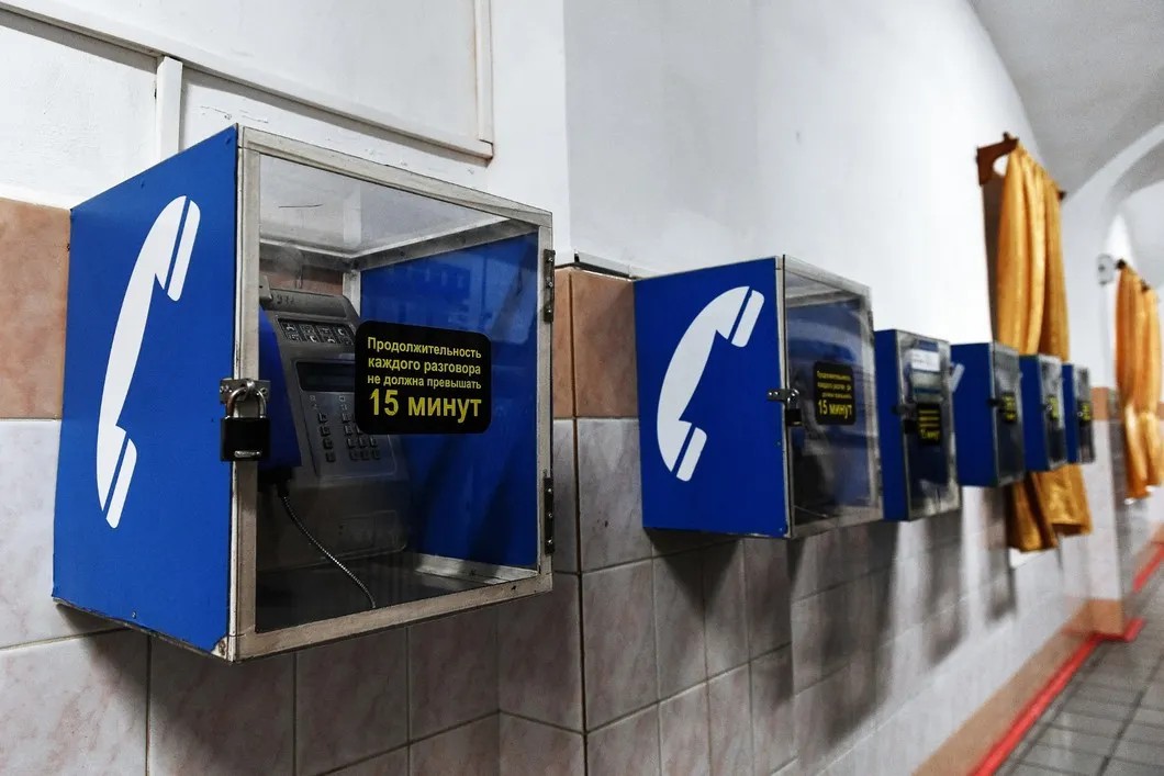 Телефонные автоматы в «Следственном изоляторе № 2». Фото: РИА Новости