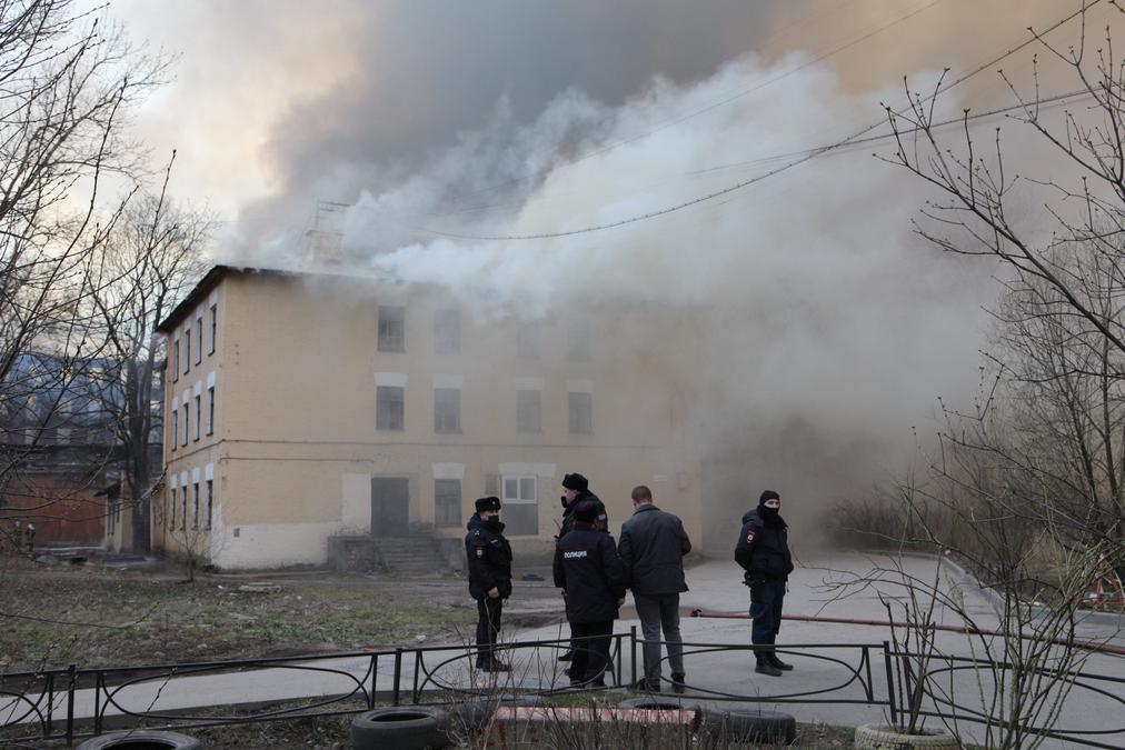 Огонь перекинулся на соседнее здание. Фото: Елена Лукьянова / «Новая»