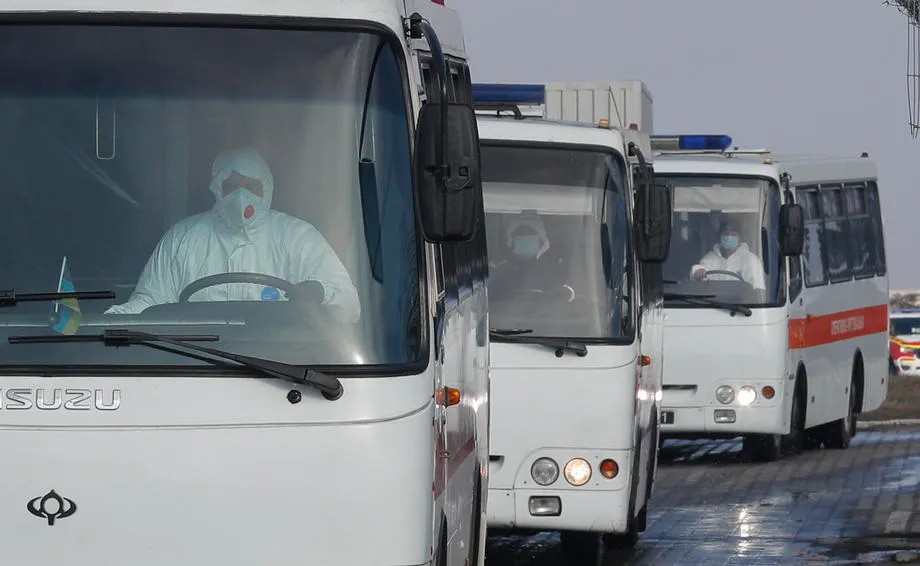 Колонна автобусов доставила эвакуированных украинцев в медцентр Национальной гвардии. Фото: EPA