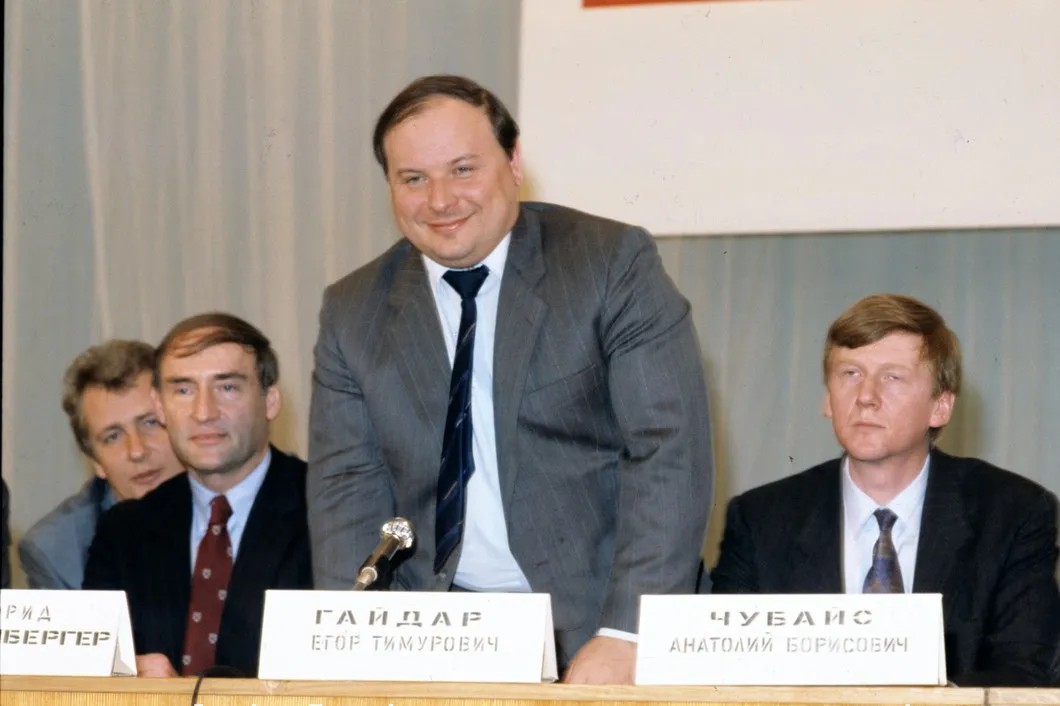 Егор Гайдар (в центре). Фото: РИА Новости