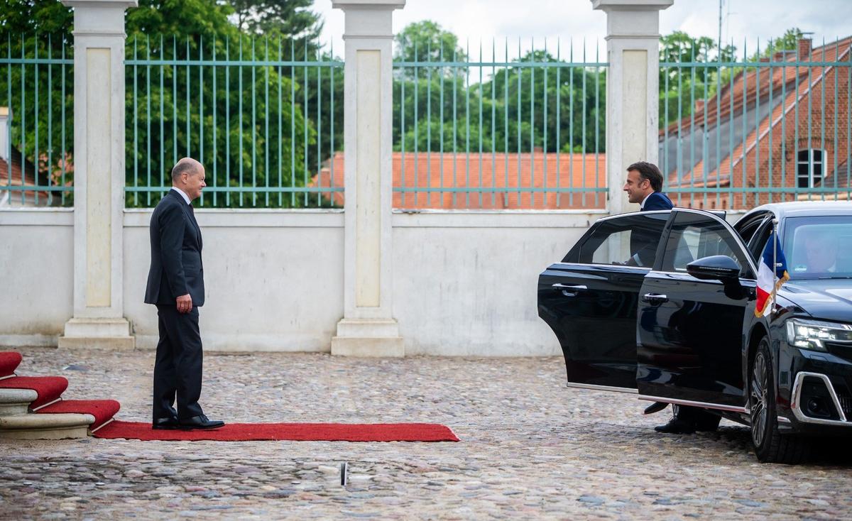 Олаф Шольц приветствует Эммануэля Макрона на франко-германском совете министров. Фото: dpa / picture-alliance