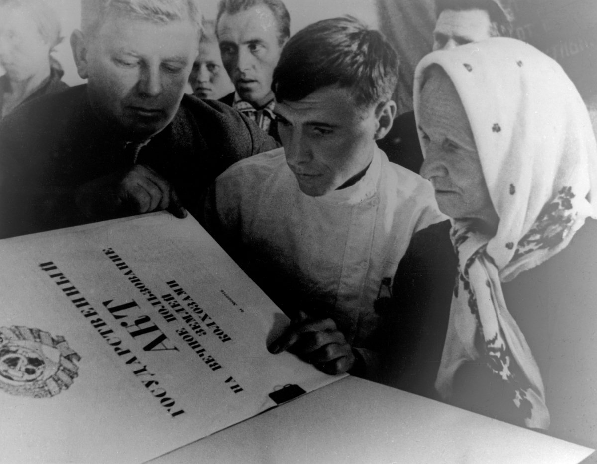 Документ, выдаваемый в СССР колхозам и удостоверяющий их права на закрепленную за ними в вечное пользование землю. 1935 год. Фото: РИА Новости