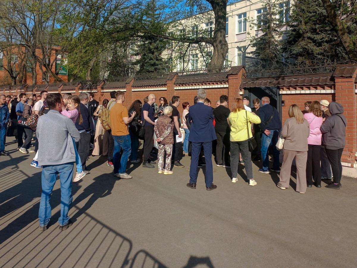 Очередь на проходной. Фото: Светлана Виданова /«Новая газета»
